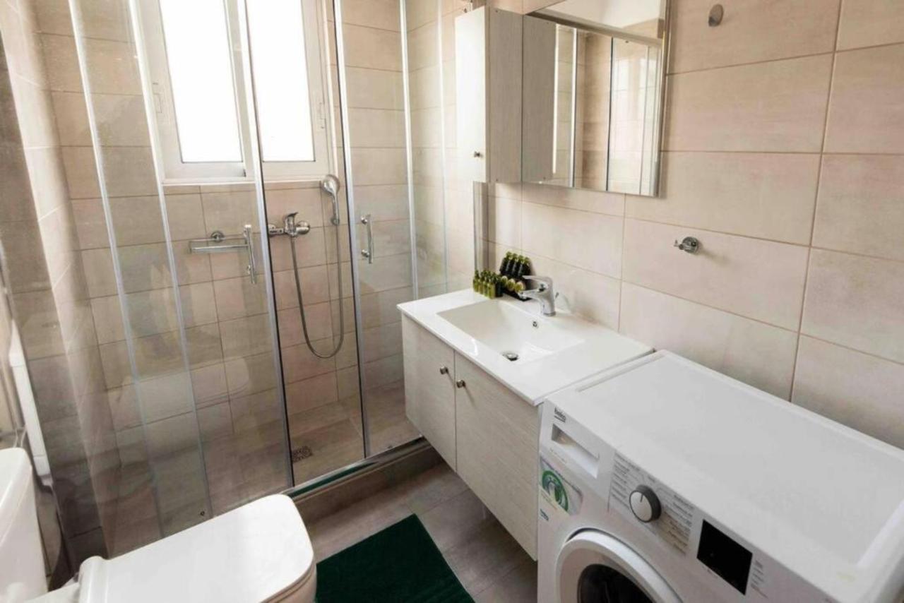 Modern Spacious Located In *