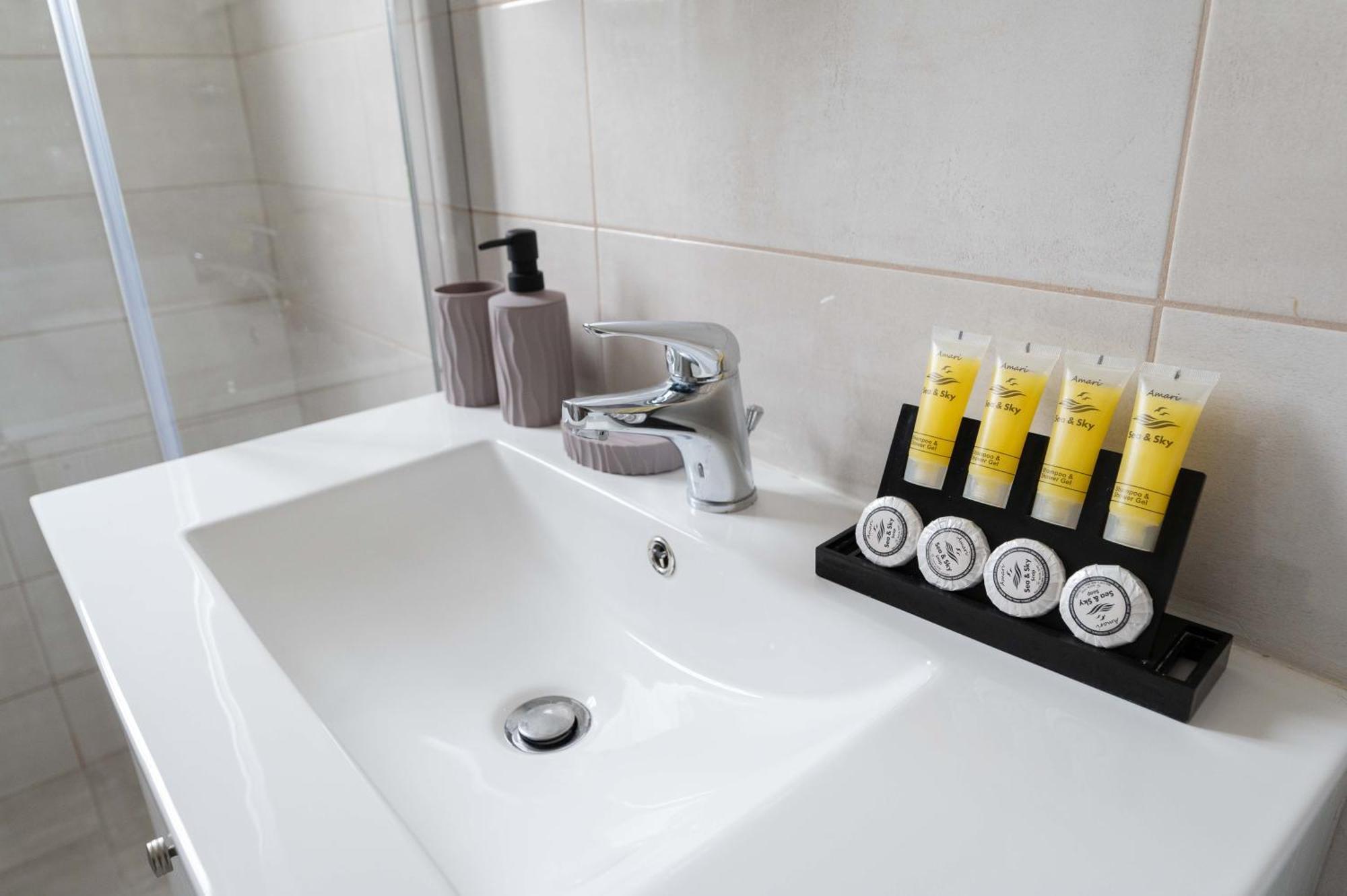 Modern Spacious Located In Apartment *