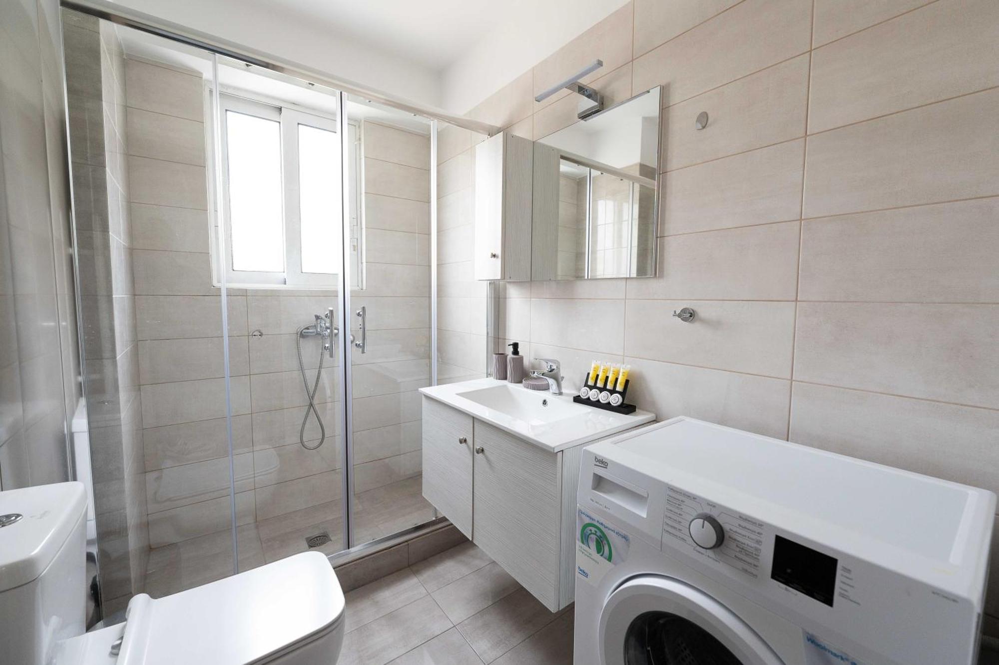 Apartment Modern Spacious Located In Piraeus